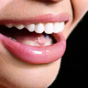 Как ночные десертные привычки ускоряют разрушение эмали