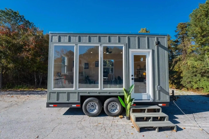 Для маленькой такой компании: оцените минималистичный офис-прицеп от Dragon Tiny Homes