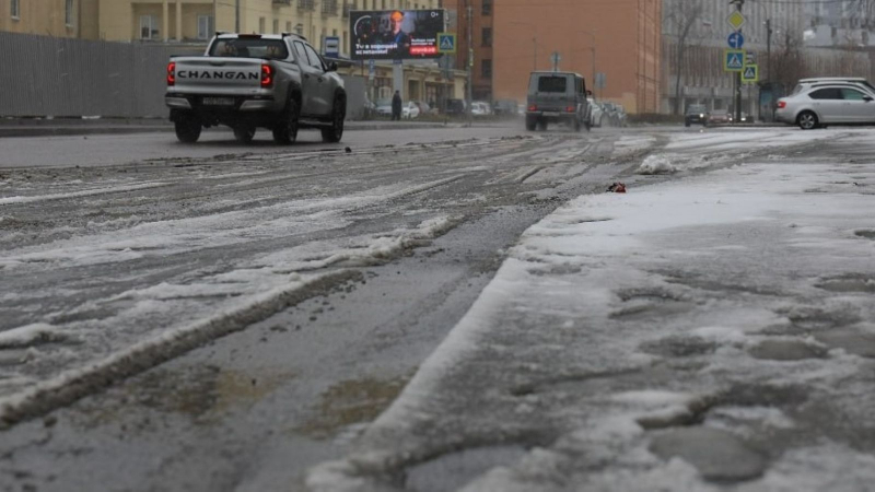 В Петербурге по-зимнему морозно, на дорогах &mdash; гололед