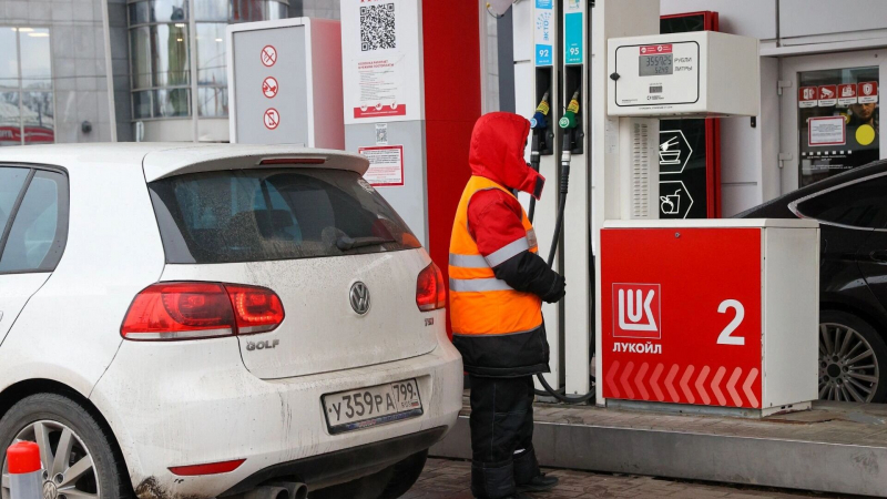 Власть одобрила новый рост цен на бензин: нефтяникам &mdash; поддержка, народу &mdash; переплата