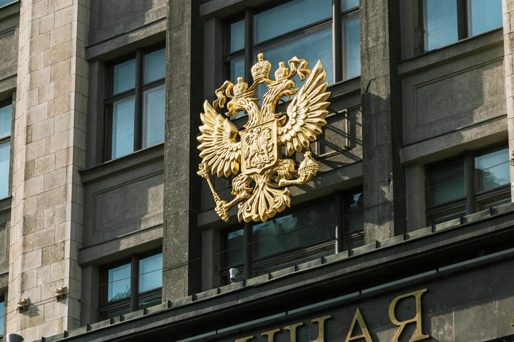 А раньше рисовали как попало: на гербе России официально закрепили четыре важные детали