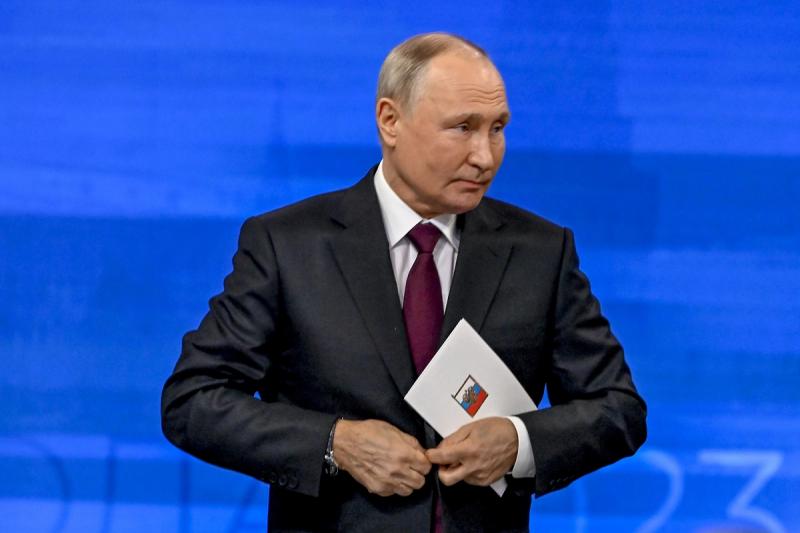 Более 700 тысяч обращений уже поступило на прямую линию Путина