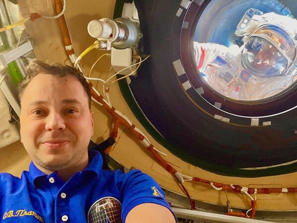Огненная птица, вулкан на Марсе и корабль пришельцев: космические фото 2025-го