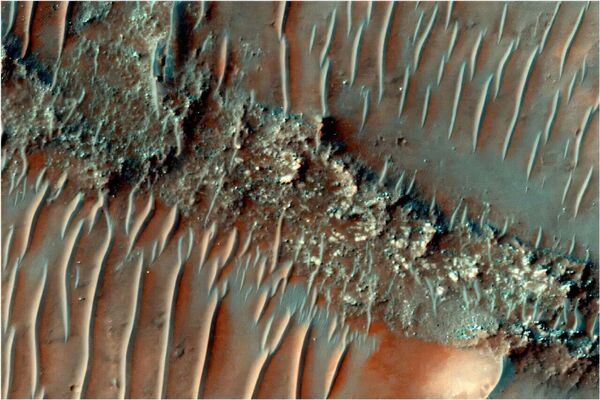 Огненная птица, вулкан на Марсе и корабль пришельцев: космические фото 2025-го