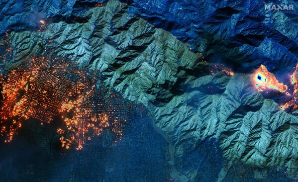 Огненная птица, вулкан на Марсе и корабль пришельцев: космические фото 2025-го