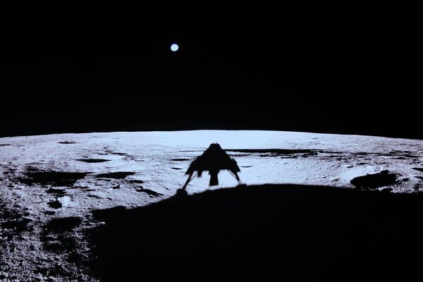 Огненная птица, вулкан на Марсе и корабль пришельцев: космические фото 2025-го