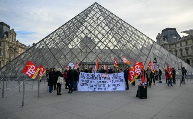 Случилось самое страшное: Лувр закрылся в самые хлебные предновогодние дни