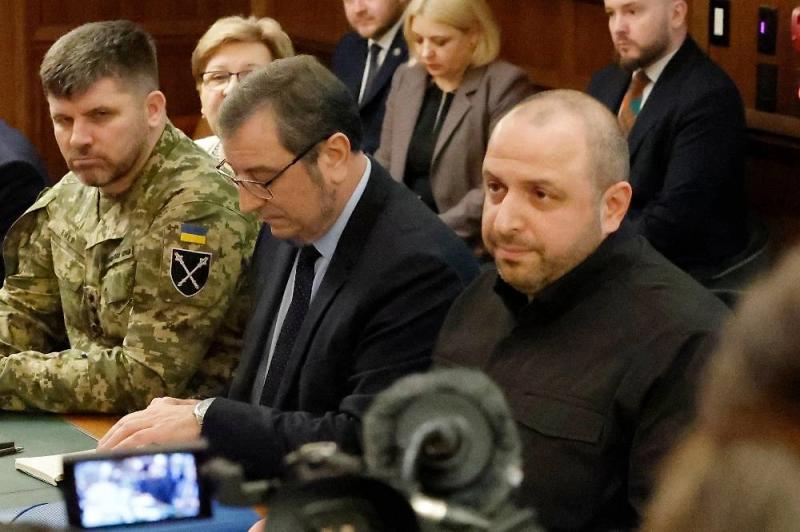 США загнали переговорщиков Киева в «каркас» безопасности во Флориде, пишет Bloomberg