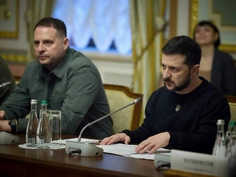 &laquo;Ужасный разрыв&raquo;: СМИ рассказали о получасовой истерике Ермака в кабинете Зеленского перед отставкой