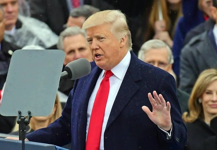 &laquo;Как жаль, что я это сделал&raquo;: Трамп объяснил, откуда у него синяки на руках
