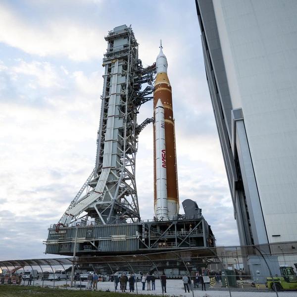 В США вывезли на стартовую площадку ракету SLS для первого полета людей к Луне с 1972 года