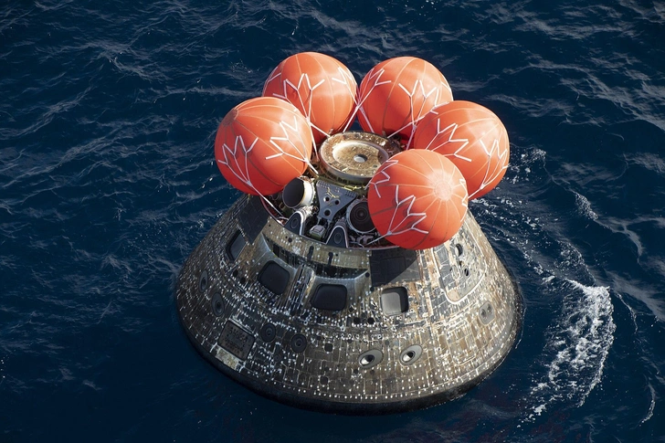В США вывезли на стартовую площадку ракету SLS для первого полета людей к Луне с 1972 года