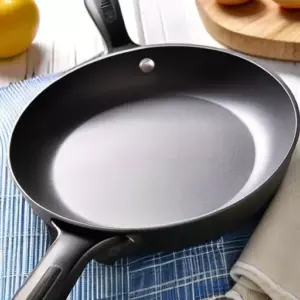 Тефлоновые сковородки: когда поцарапанное антипригарное покрытие становится токсичным